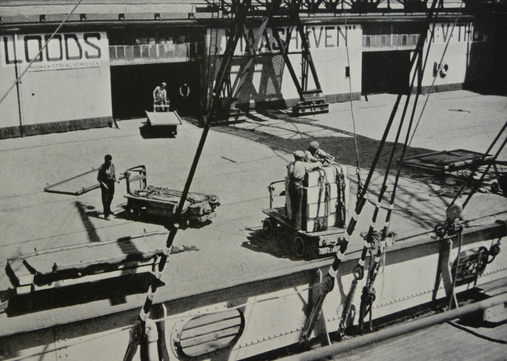 Loodsen Thomsen's Havenbedrijf aan de Maashaven, ca. 1930