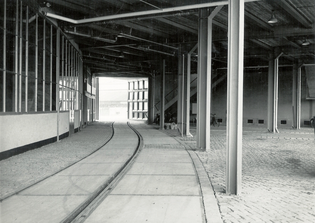 Spoor door hal begane vloer, 1948