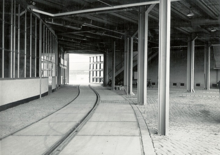 Spoor door hal begane vloer, 1948